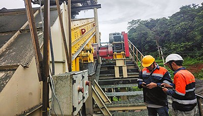 EXCT e un agente indonesiano conducono-una visita di follow-up al progetto Qu...