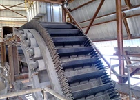 Trasportatore a nastro verticale